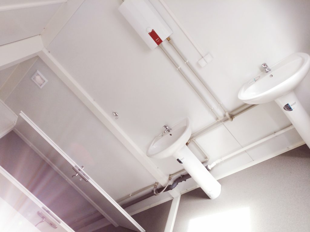 Umywalki z instalacją wodną w kontenerze