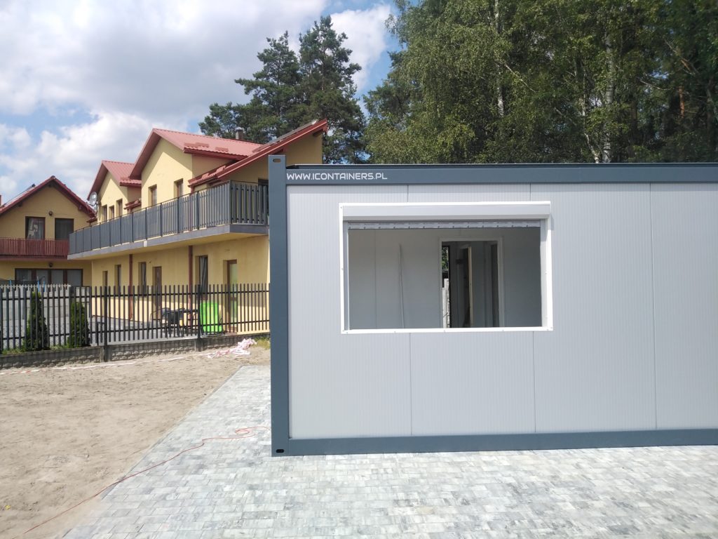 Przednia ściana kontenera z dużym oknem